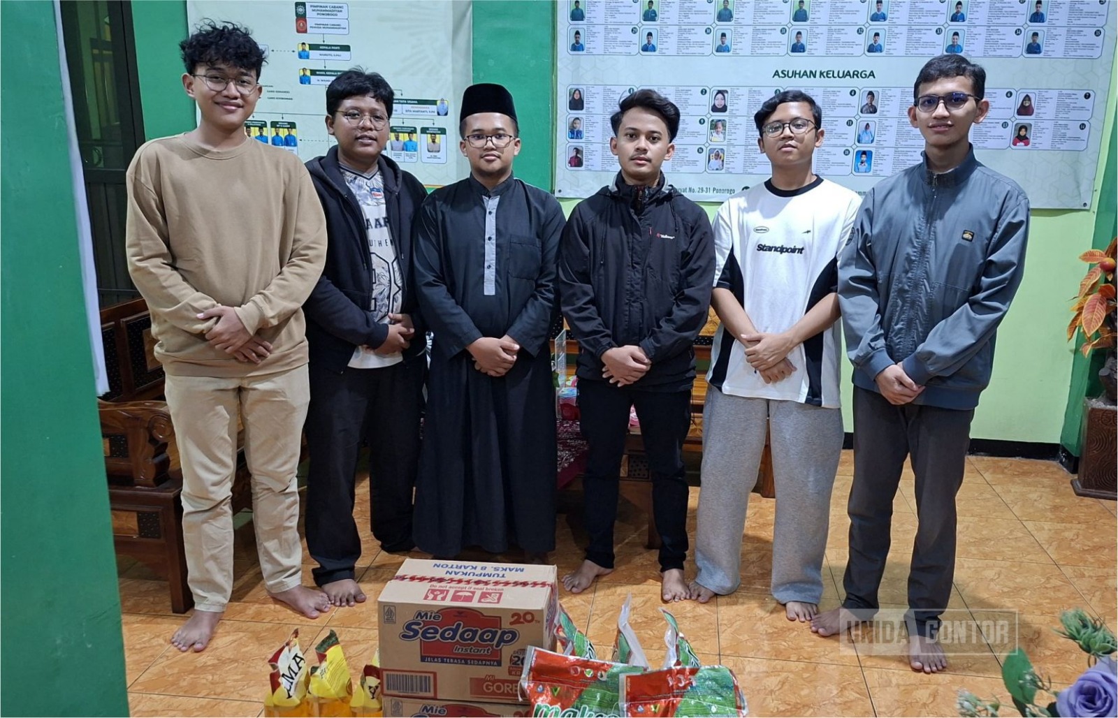Mahasiswa Ilmu Komunikasi melakukan bakti sosial di Panti Asuhan Muhammadiyah Ponorogo dengan penyerahan bantuan sembako.