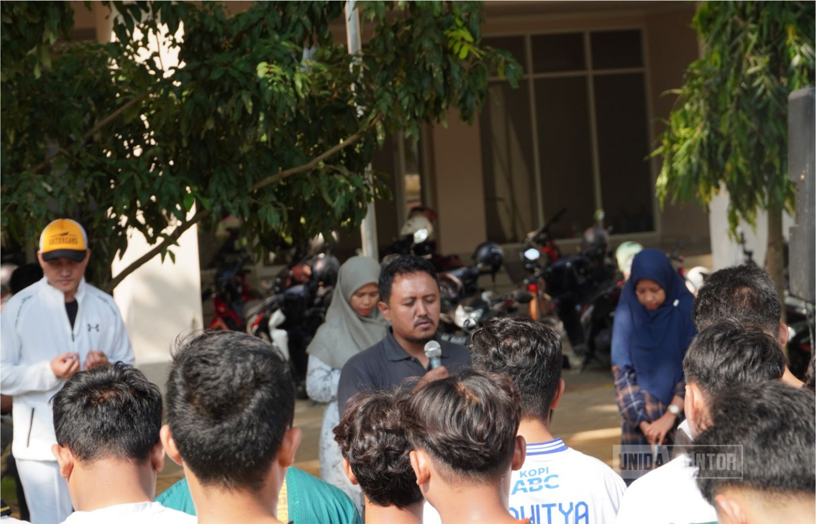 Pertandingan futsal mahasiswa dalam kegiatan DPA CUP Fakultas Humaniora UNIDA Gontor
