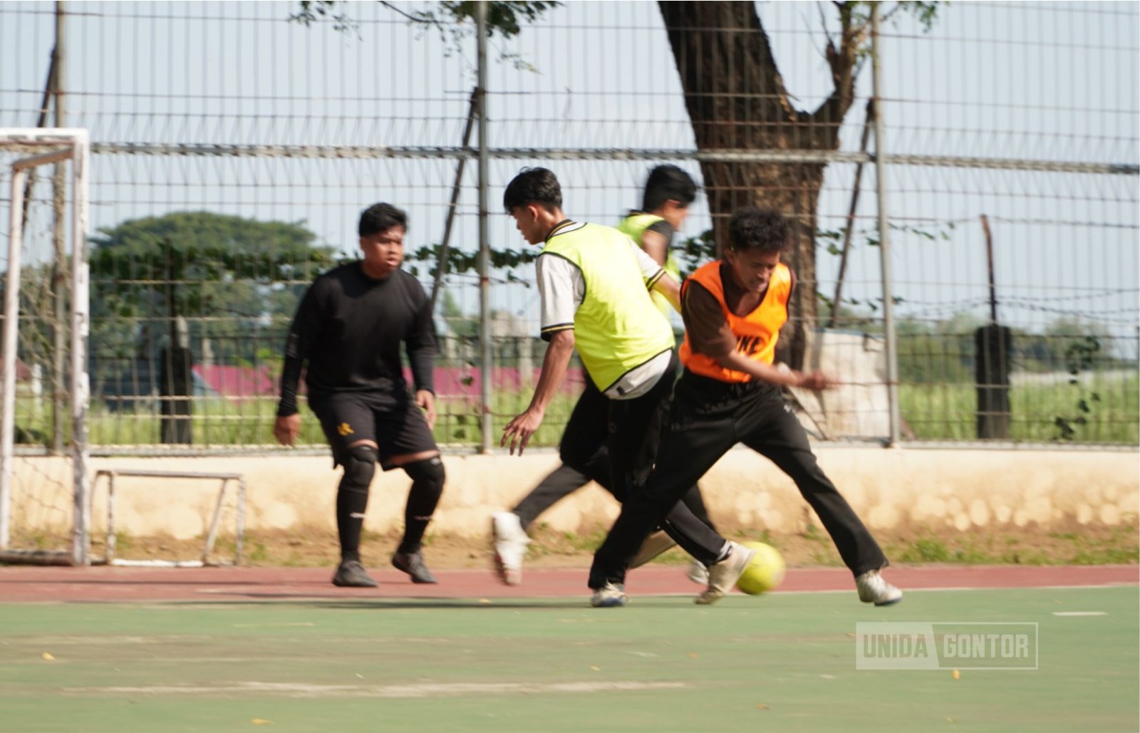 Pertandingan futsal mahasiswa dalam kegiatan DPA CUP Fakultas Humaniora UNIDA Gontor