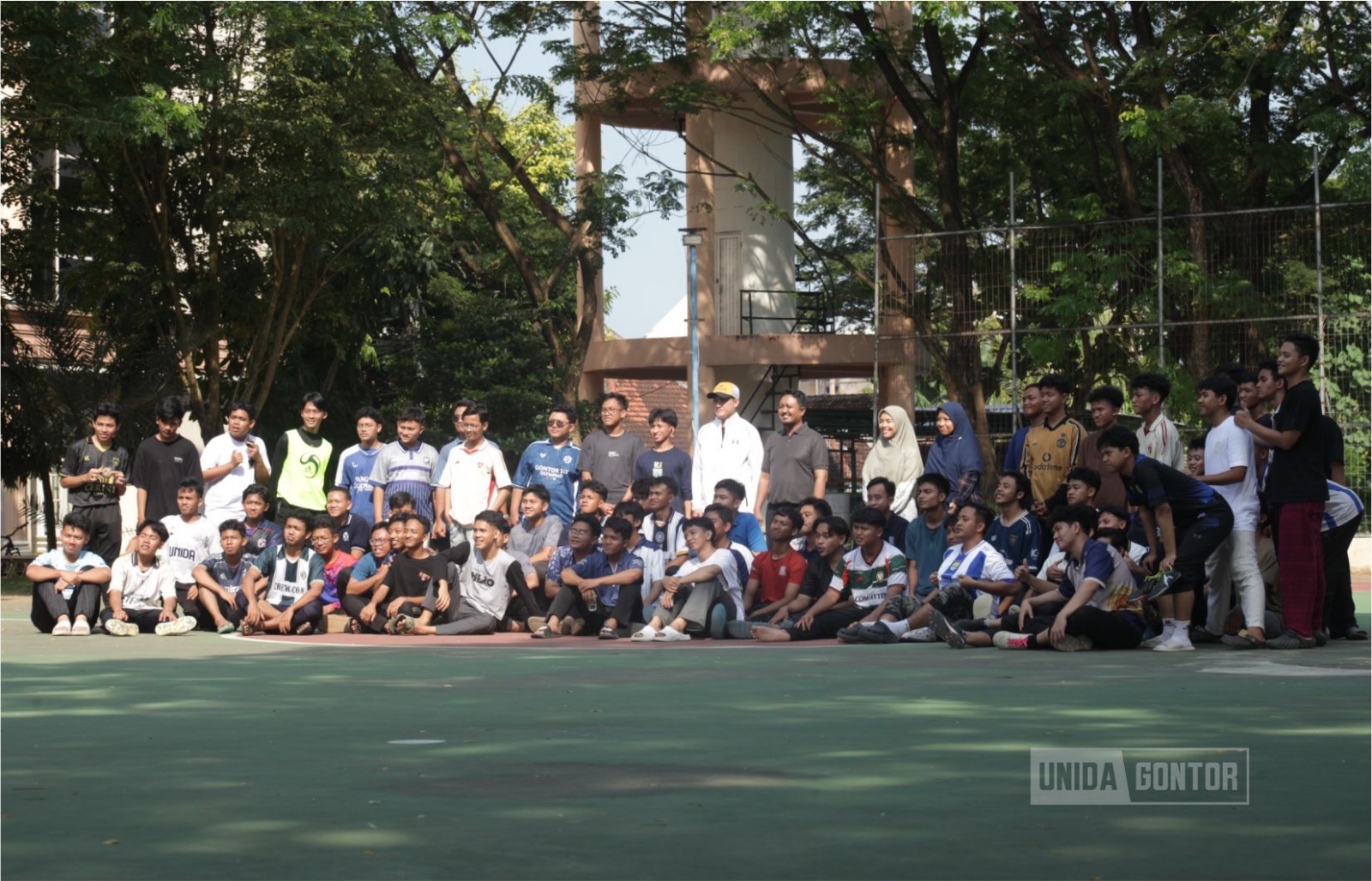 Pertandingan futsal mahasiswa dalam kegiatan DPA CUP Fakultas Humaniora UNIDA Gontor