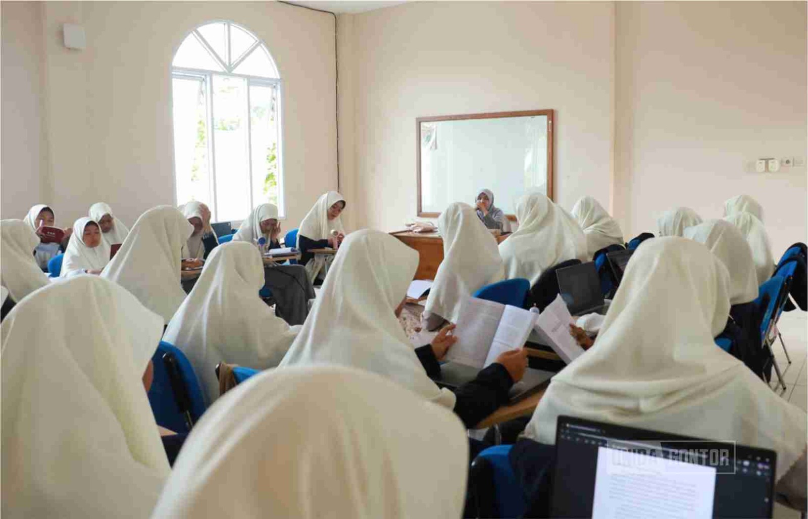 Diskusi dan pembacaan Buku Khutbatu-l-‘Arsy bersama sivitas akademika UNIDA Gontor Kelas C dalam rangka PPKA