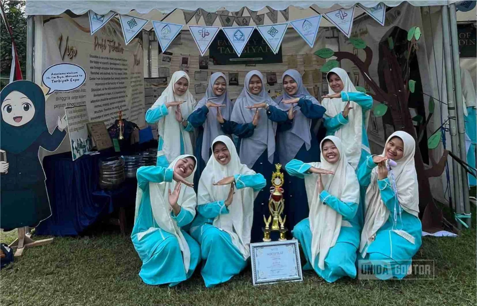 Mahasiswi Fakultas Tarbiyah menerima penghargaan Juara 3 Expo PKA 2026 di Lapangan Gontor Putri 1
