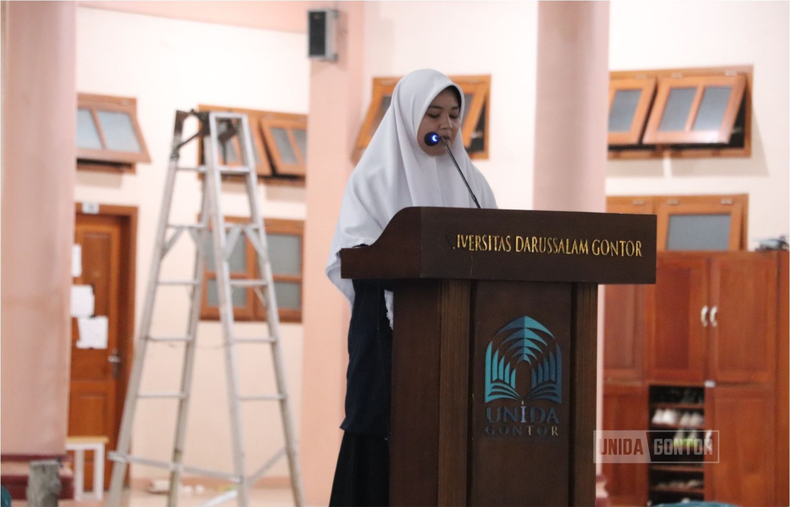 Mahasantri dan sivitas akademika UNIDA Gontor Kelas C mengikuti Gebyar Takbiran Malam Iduladha di Lapangan Gedung Uzbekistan