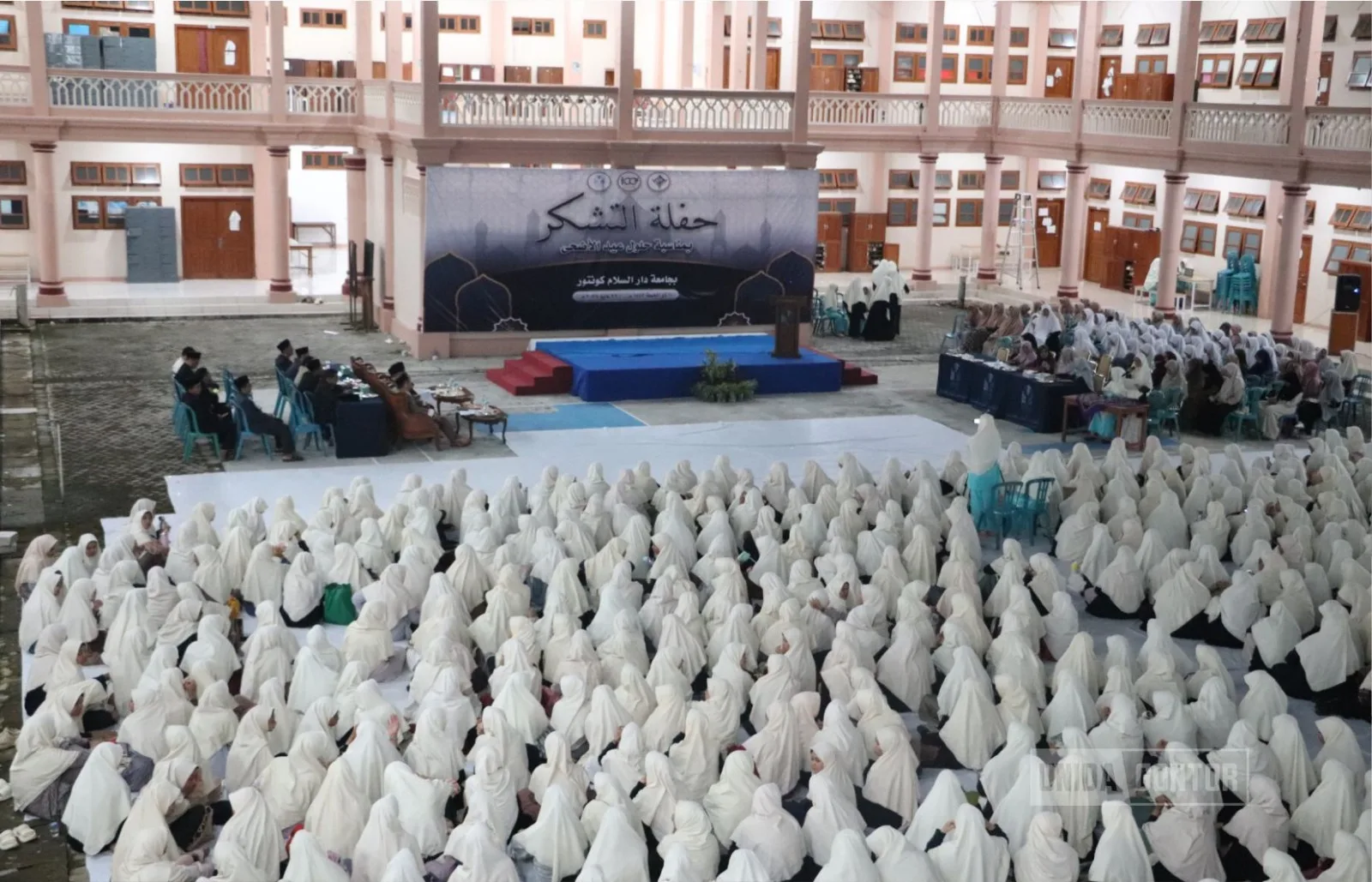 Mahasantri dan sivitas akademika UNIDA Gontor Kelas C mengikuti Gebyar Takbiran Malam Iduladha di Lapangan Gedung Uzbekistan