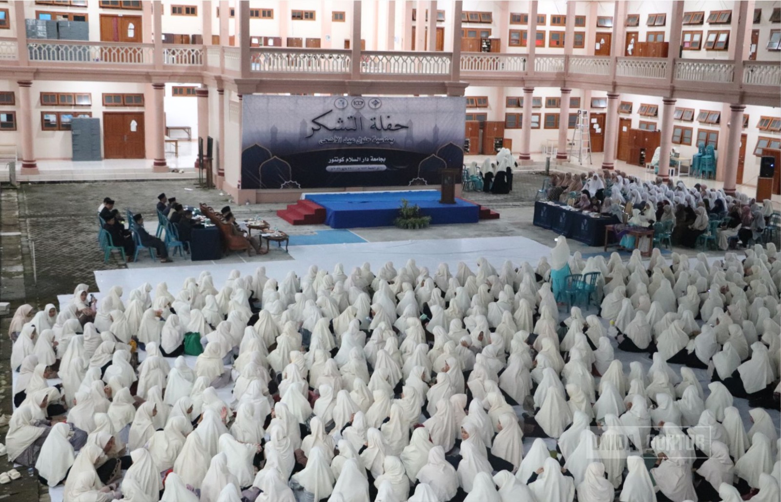 Mahasantri dan sivitas akademika UNIDA Gontor Kelas C mengikuti Gebyar Takbiran Malam Iduladha di Lapangan Gedung Uzbekistan