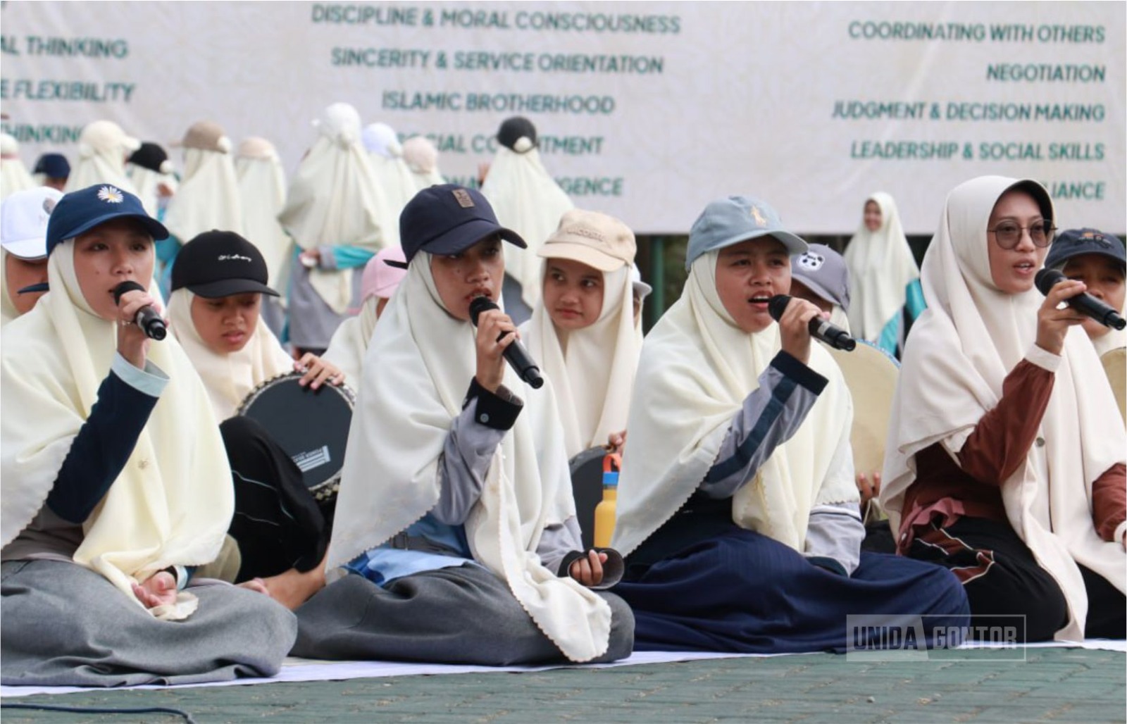 Pelaksanaan gladi bersih PPKA 2026 UNIDA Gontor di Lapangan Utama Gontor Putri 1.