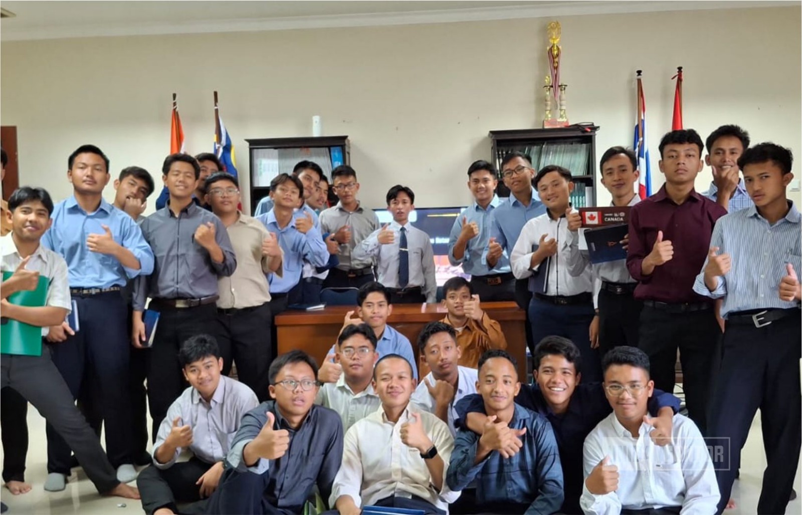 Mahasiswa Fakultas Humaniora UNIDA Gontor mengikuti halaqoh tentang etika penggunaan media sosial