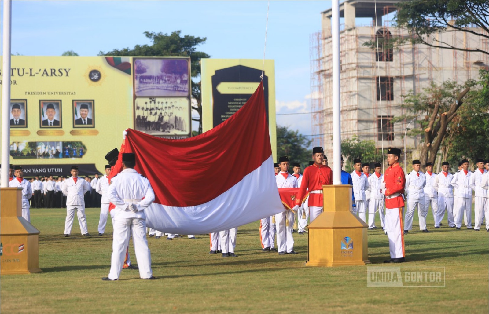 Pelaksanaan Apel Tahunan Pekan Perkenalan Khutbatu-l-‘Arsy 1447 H/2026 M di lapangan depan Gedung Terpadu UNIDA Gontor