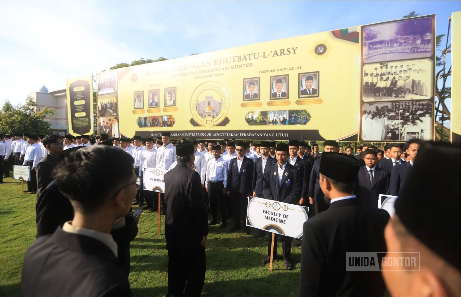 Pelaksanaan Apel Tahunan Pekan Perkenalan Khutbatu-l-‘Arsy 1447 H/2026 M di lapangan depan Gedung Terpadu UNIDA Gontor