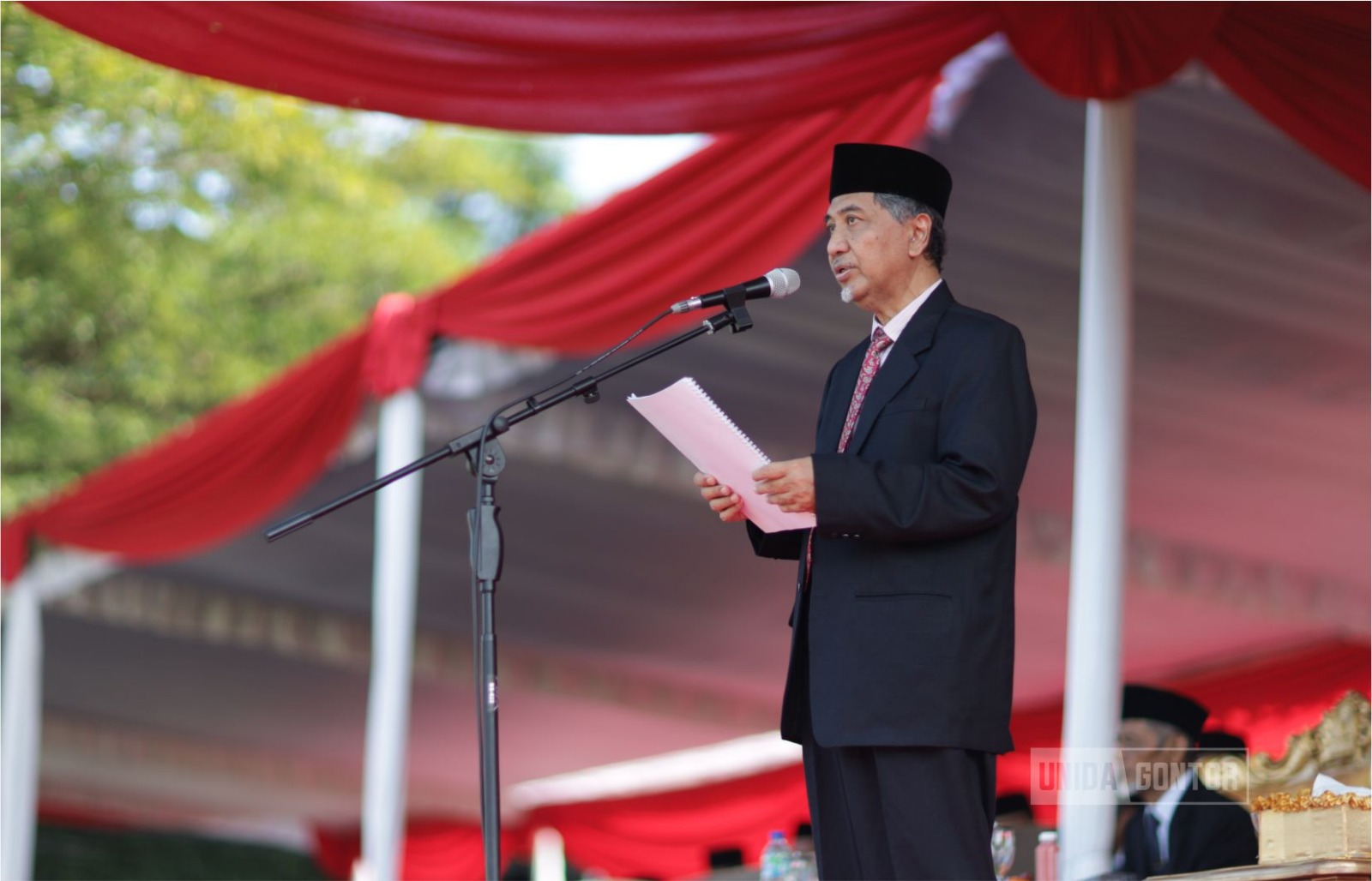 Pelaksanaan Apel Tahunan Pekan Perkenalan Khutbatu-l-‘Arsy 1447 H/2026 M di lapangan depan Gedung Terpadu UNIDA Gontor