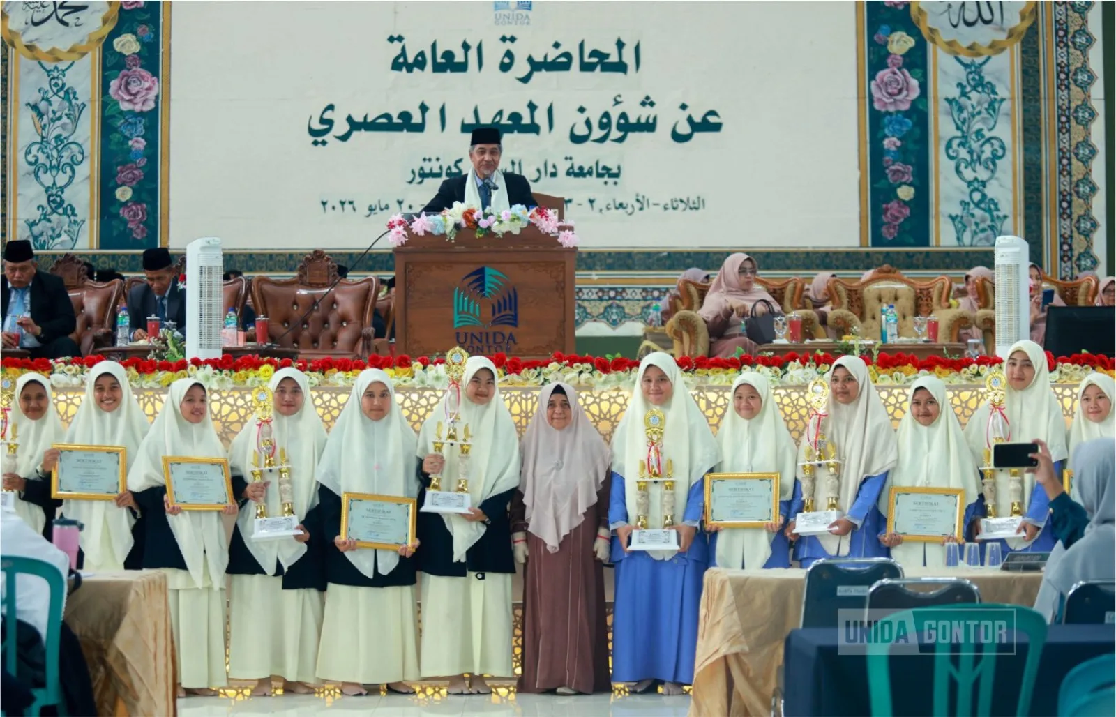 Rektor UNIDA Gontor Prof. Dr. K.H. Hamid Fahmy Zarkasyi, M.A.Ed., M.Phil. menyampaikan kuliah umum PPKA 100 Tahun Gontor di Aula Gontor Putri Kampus 1.