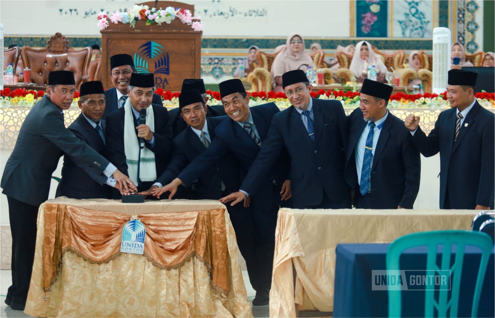 Rektor UNIDA Gontor Prof. Dr. K.H. Hamid Fahmy Zarkasyi, M.A.Ed., M.Phil. menyampaikan kuliah umum PPKA 100 Tahun Gontor di Aula Gontor Putri Kampus 1.