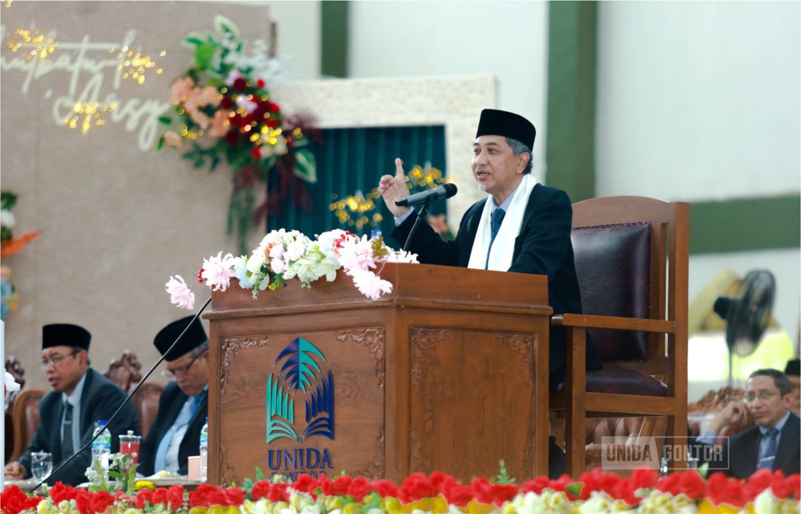 Rektor UNIDA Gontor Prof. Dr. K.H. Hamid Fahmy Zarkasyi, M.A.Ed., M.Phil. menyampaikan kuliah umum PPKA 100 Tahun Gontor di Aula Gontor Putri Kampus 1.