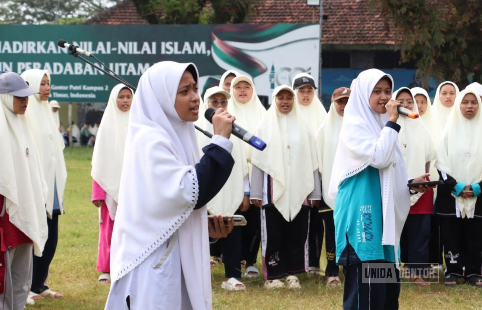 Mahasiswi UNIDA Gontor mengikuti pemantapan atraksi Khutbatu-l-Arsy 2026 di lapangan kampus putri