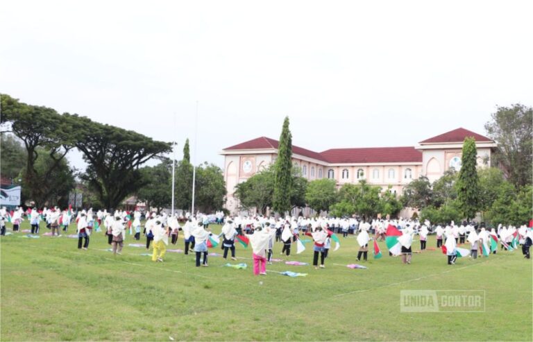 Mahasiswi UNIDA Gontor mengikuti pemantapan atraksi Khutbatu-l-Arsy 2026 di lapangan kampus putri