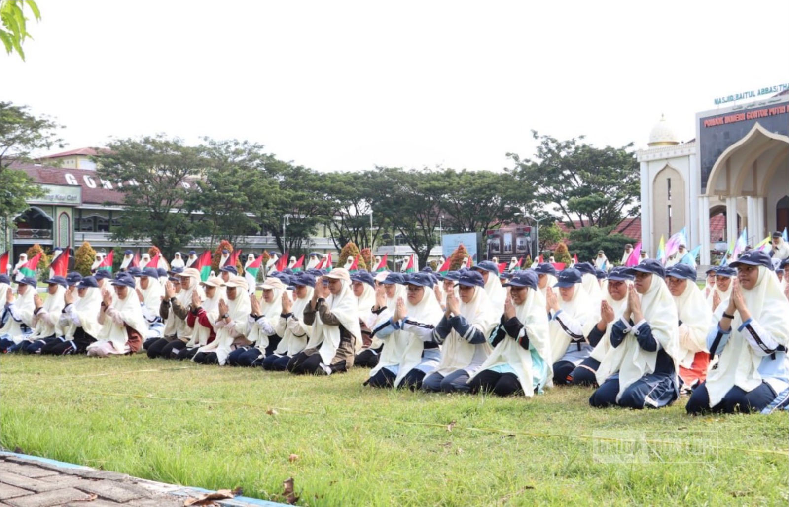 Mahasiswi UNIDA Gontor mengikuti pemantapan atraksi Khutbatu-l-Arsy 2026 di lapangan kampus putri