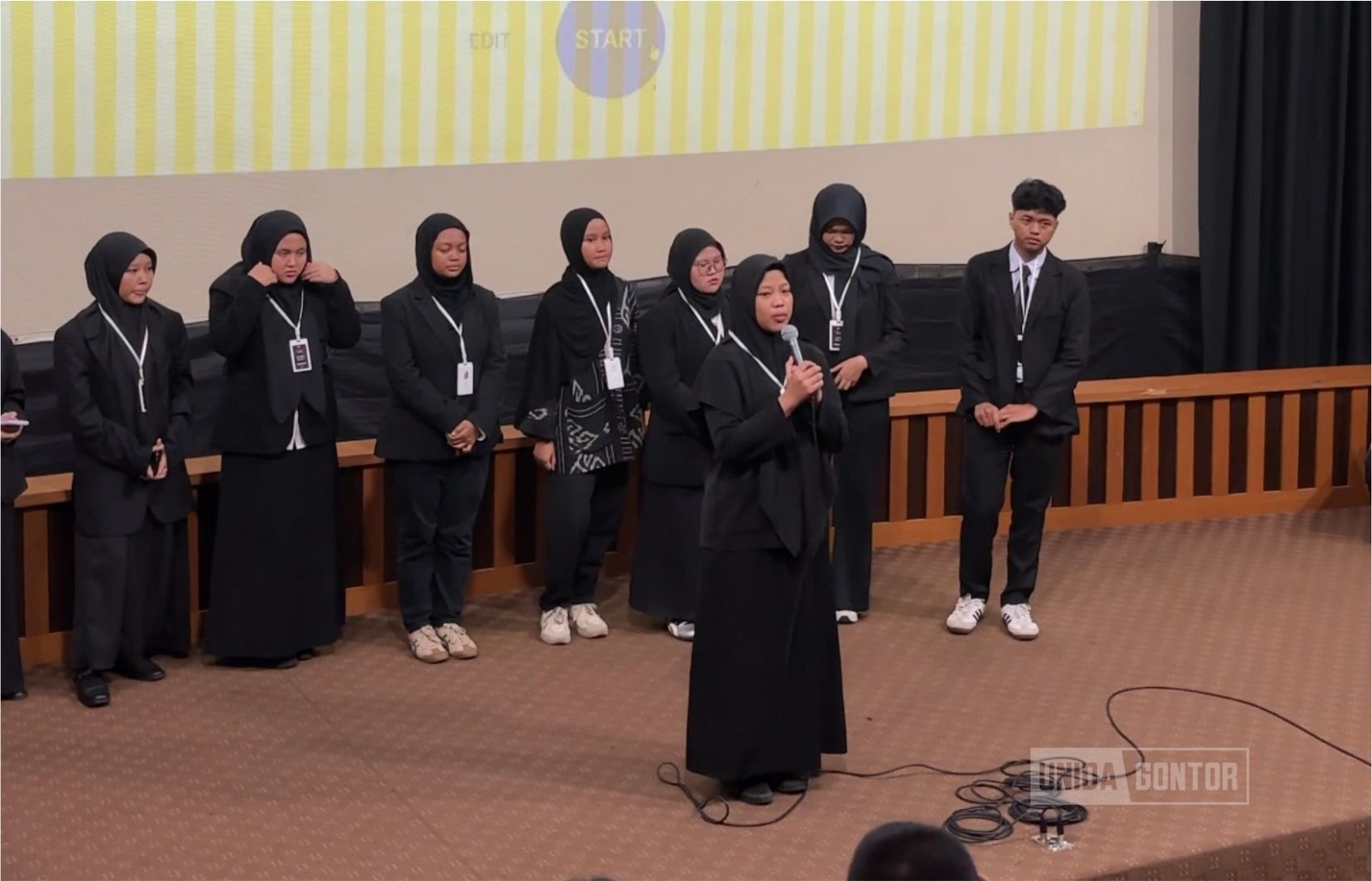 Mahasiswi TBI UNIDA Gontor menerima penghargaan delegasi nasional IMN iD Talks 2026 di Kemenpora RI