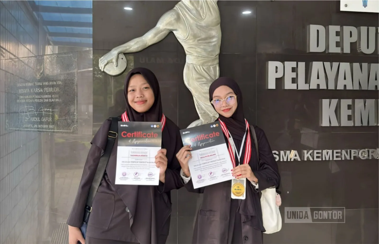 Mahasiswi TBI UNIDA Gontor menerima penghargaan delegasi nasional IMN iD Talks 2026 di Kemenpora RI