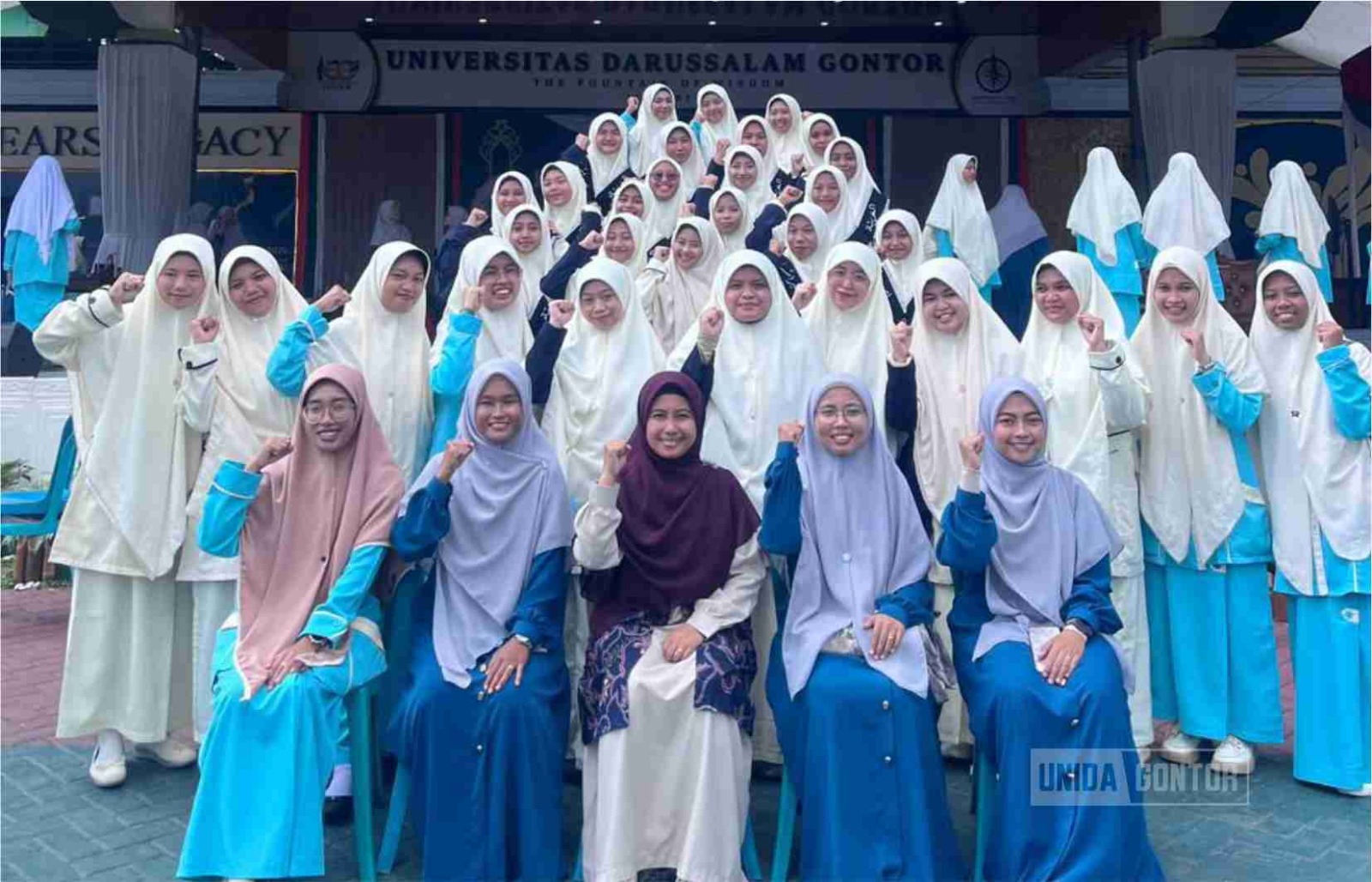 Mahasiswi Program Studi Pendidikan Bahasa Arab menerima penghargaan Juara 1 LKBB PKA 2026 di Lapangan Gontor Putri 1
