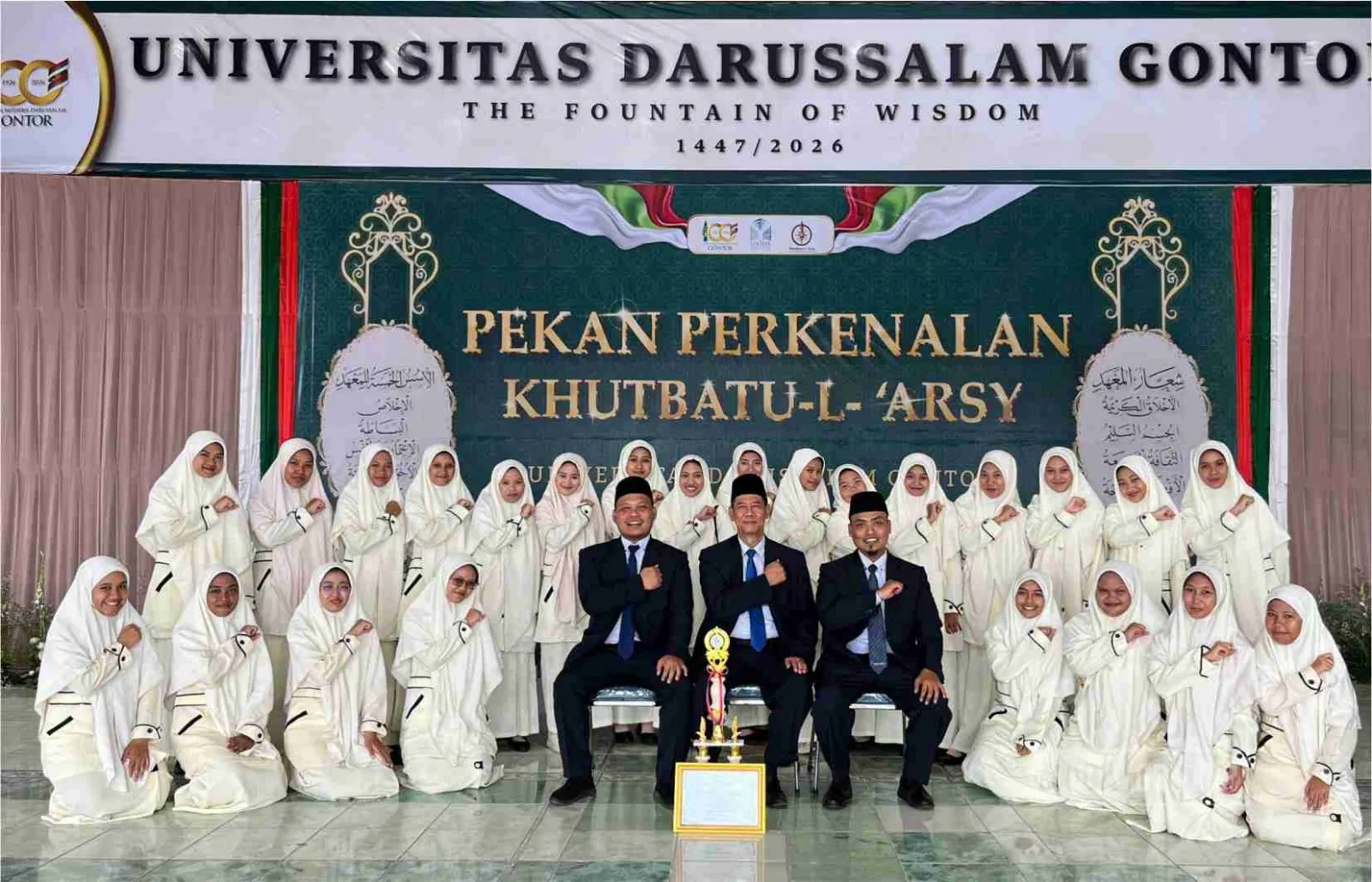 Mahasiswi Program Studi Pendidikan Bahasa Arab menerima penghargaan Juara 1 LKBB PKA 2026 di Lapangan Gontor Putri 1