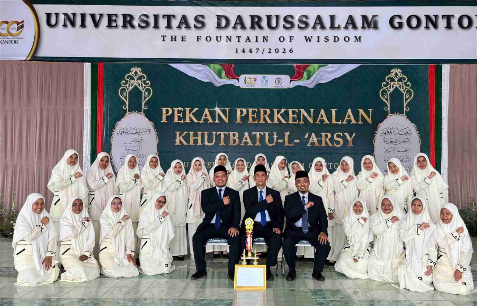 Mahasiswi Program Studi Pendidikan Bahasa Arab menerima penghargaan Juara 1 LKBB PKA 2026 di Lapangan Gontor Putri 1