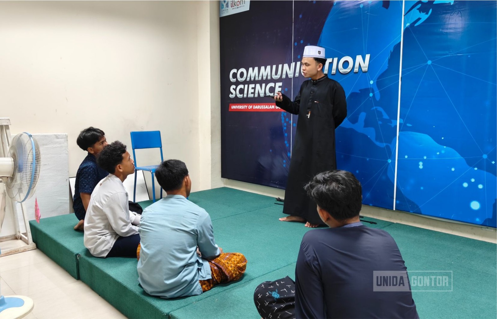 Pelatihan public speaking HIMA Ilmu Komunikasi di Laboratorium Public Relation Universitas Darussalam Gontor