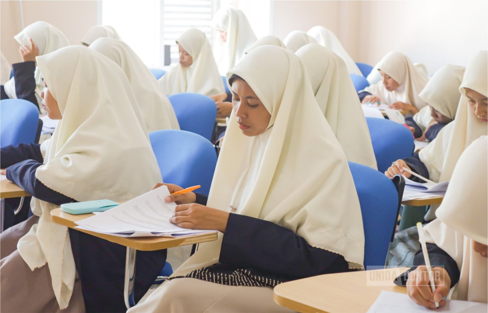 Pembukaan UTS mahasiswi Kelas C berlangsung khidmat di lapangan kampus