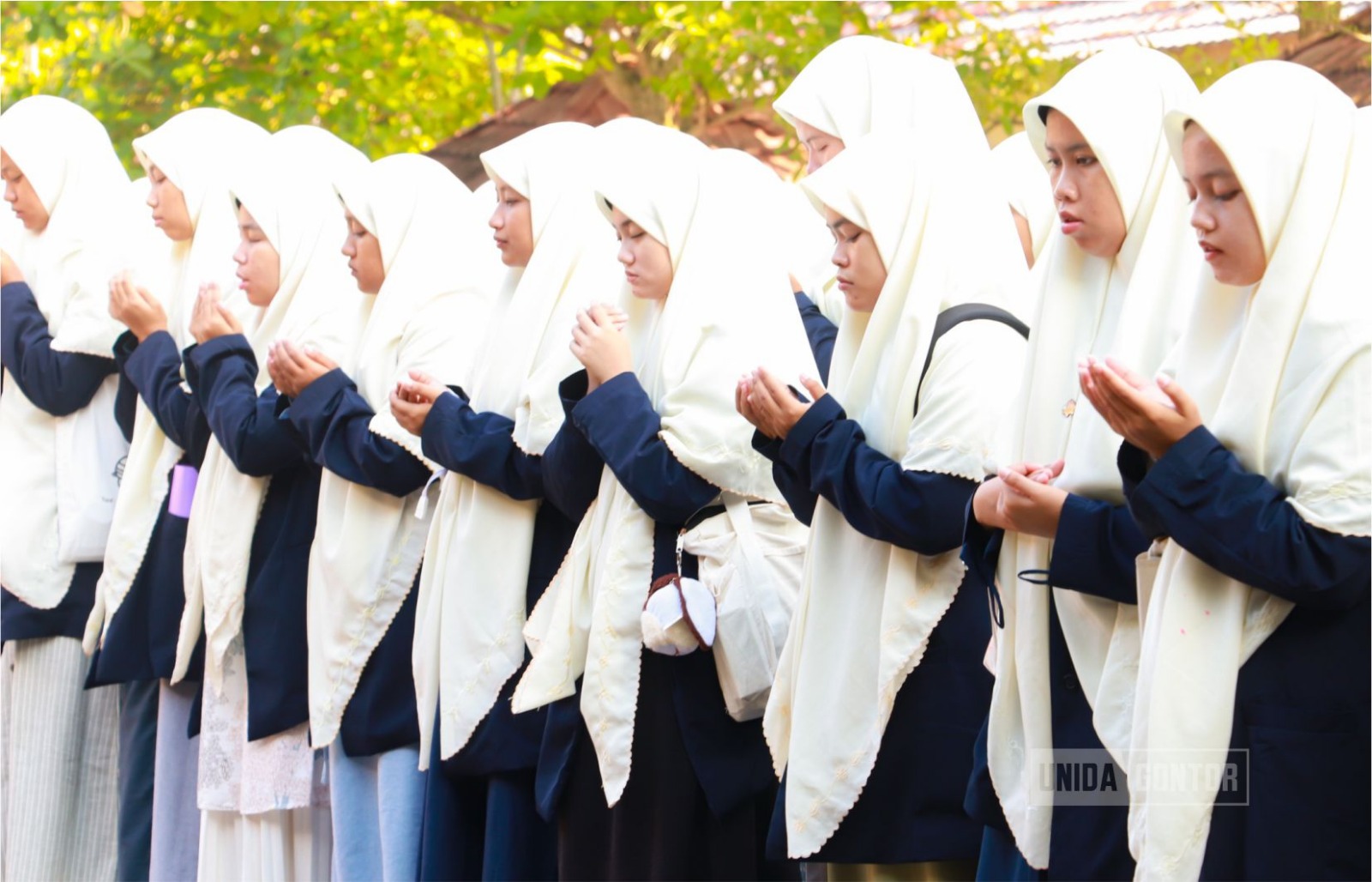 Pembukaan UTS mahasiswi Kelas C berlangsung khidmat di lapangan kampus