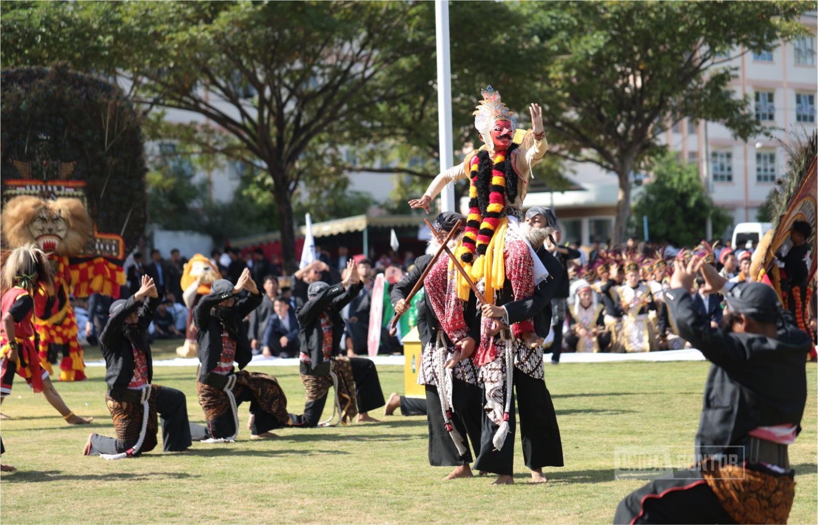 Mahasiswa UNIDA Gontor menampilkan pertunjukan budaya kolosal dalam Khutbatul Arsy 2026