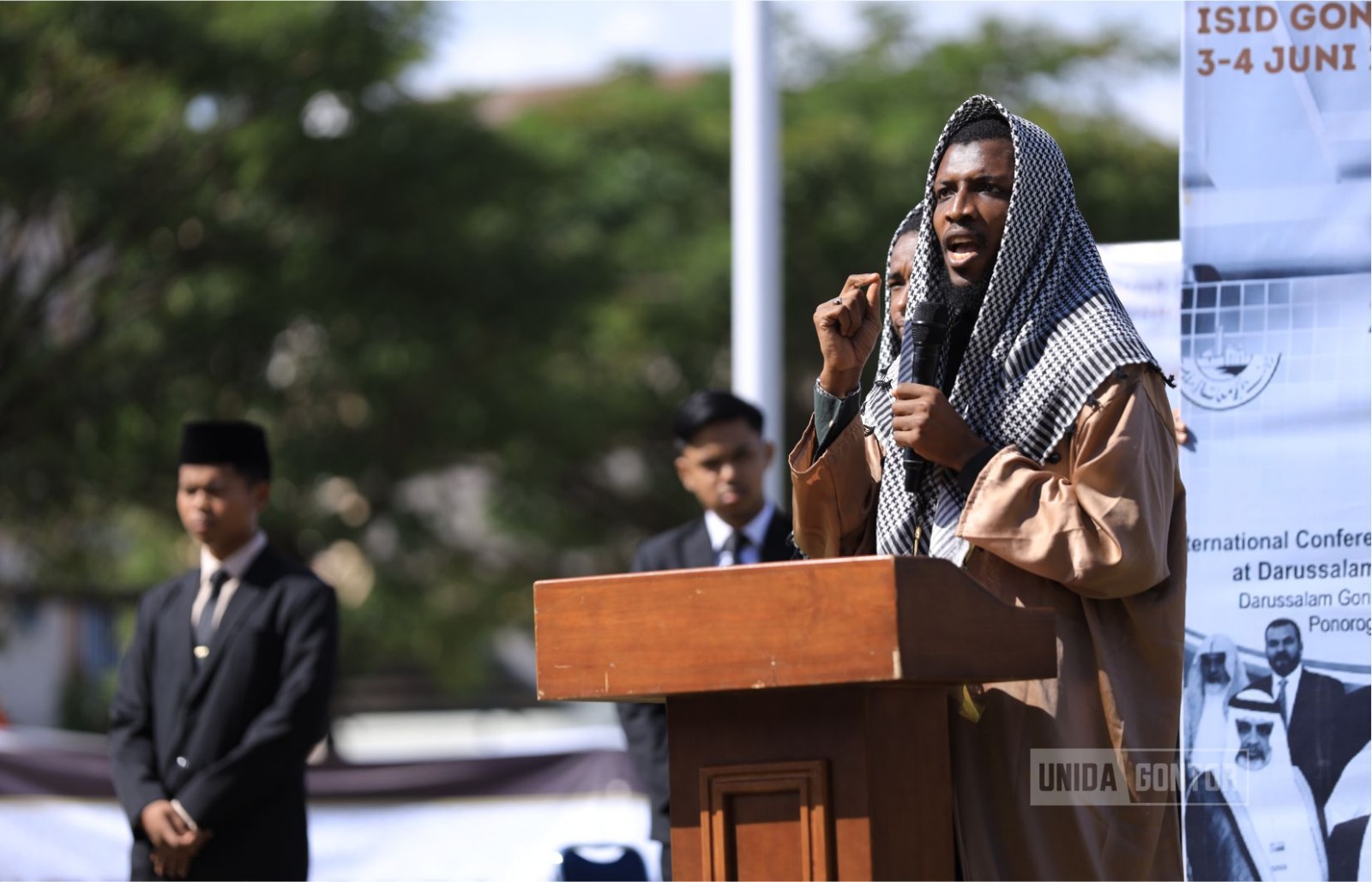 Mahasiswa UNIDA Gontor menampilkan pertunjukan budaya kolosal dalam Khutbatul Arsy 2026
