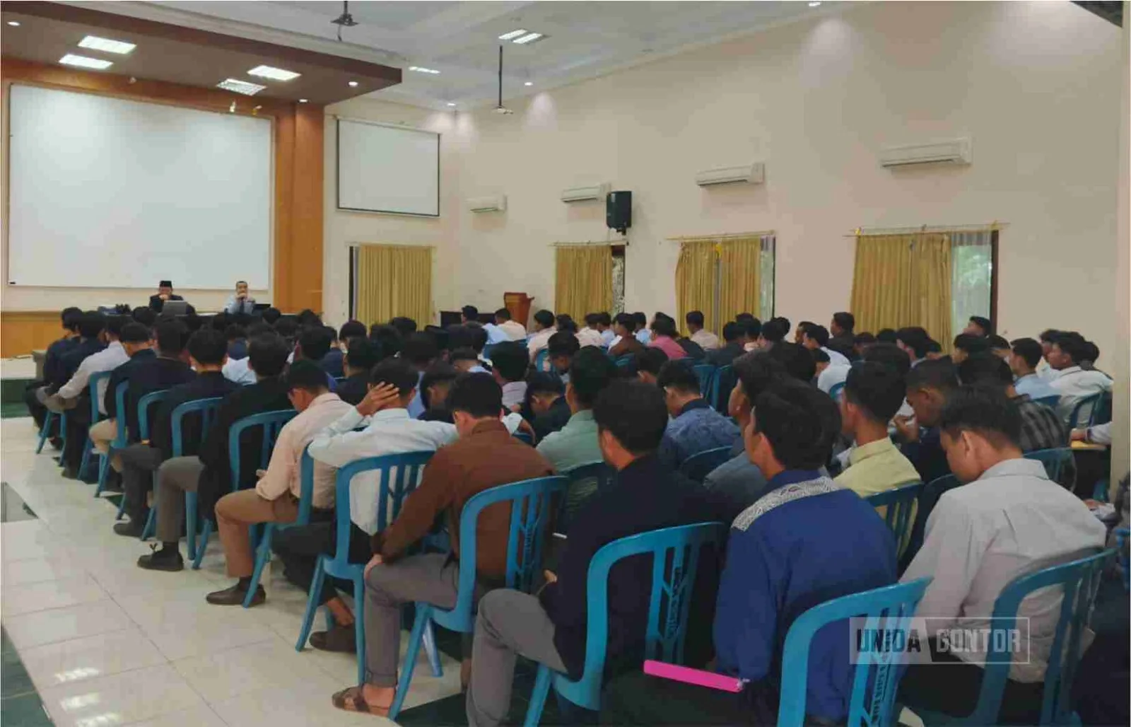 Civitas akademika dan dosen UNIDA Gontor mengikuti refleksi pagi serta kajian buku Pekan Perkenalan Khutbatu-l-‘Arsy di lingkungan kampus