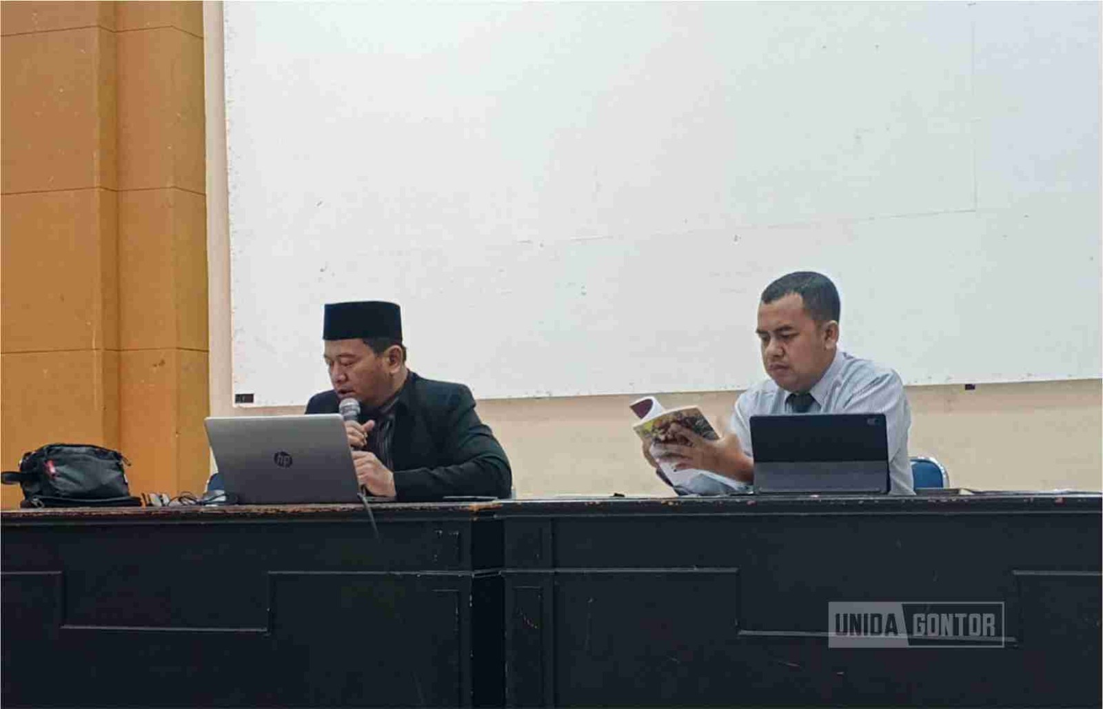 Civitas akademika dan dosen UNIDA Gontor mengikuti refleksi pagi serta kajian buku Pekan Perkenalan Khutbatu-l-‘Arsy di lingkungan kampus