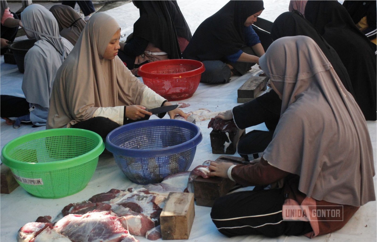 Pelaksanaan rangkaian kegiatan Iduladha di UNIDA Gontor Kelas C yang melibatkan civitas akademika dalam qurban, perlombaan, dan bakti sosial