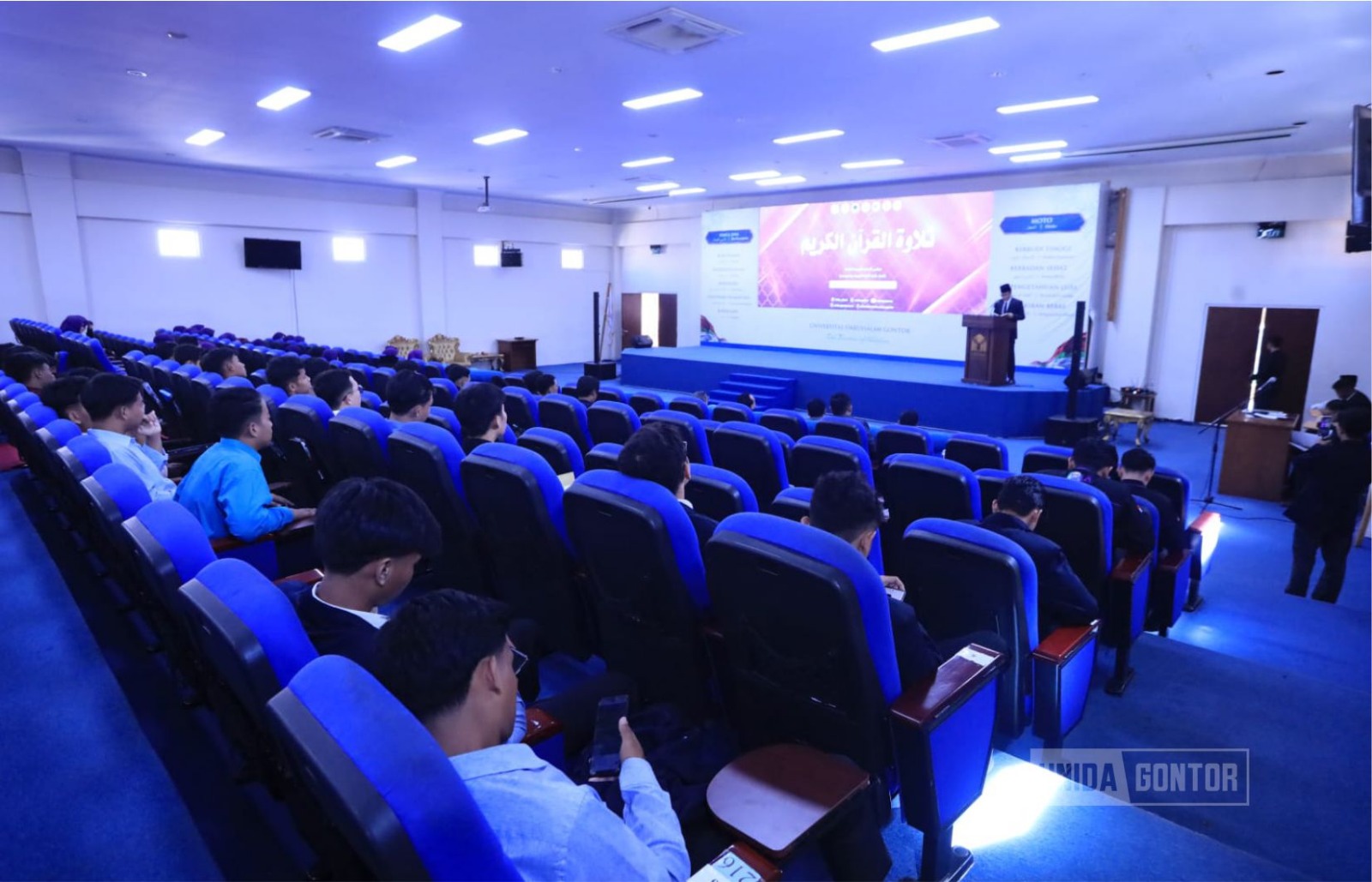 Peserta Seminar Kebahasaan bersama pengurus ITHLA’ DPW IV di Hall Lantai 4 UNIDA Gontor