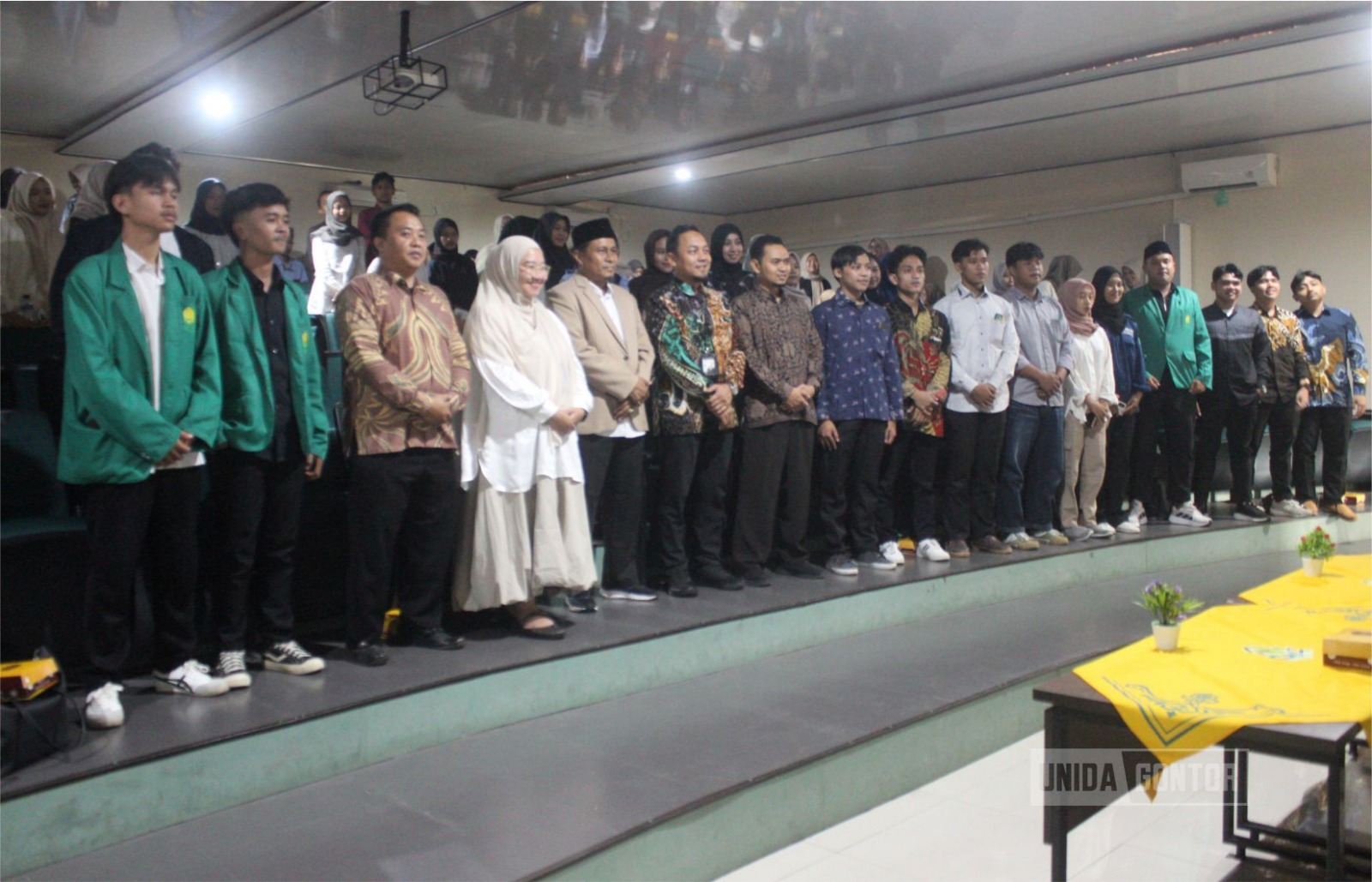 Mahasiswa UNIDA Gontor melantunkan tilawah pada Young Investment Summit 2026 di UIN Ponorogo