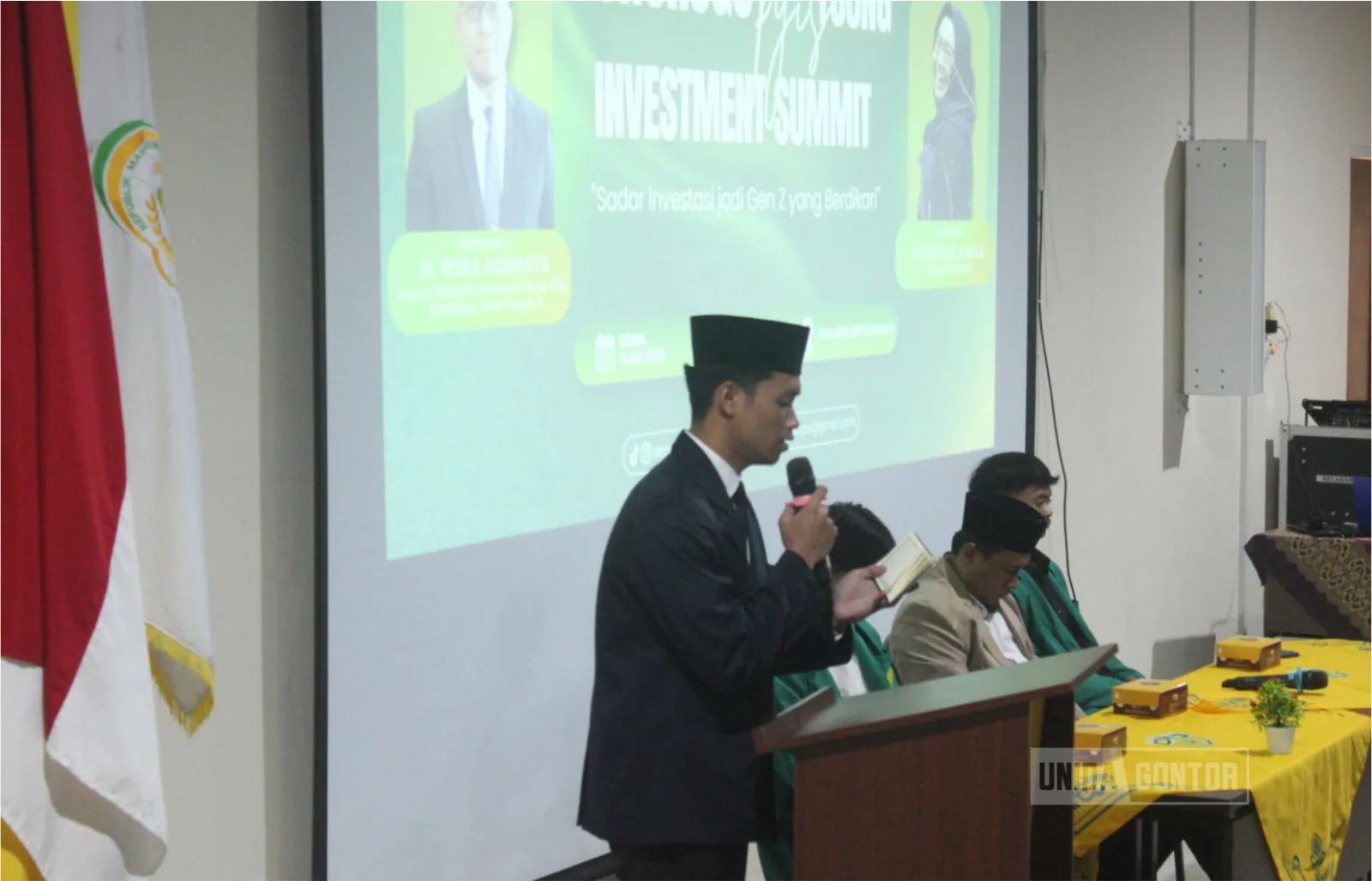 Mahasiswa UNIDA Gontor melantunkan tilawah pada Young Investment Summit 2026 di UIN Ponorogo