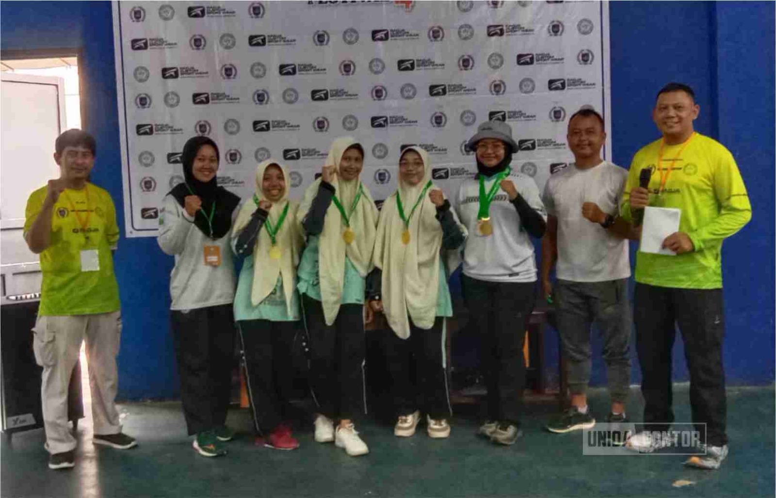 Tim Barebow Putri UNIDA Gontor menerima penghargaan Juara 1 Nasional pada Sawangan Open Archery Festival 4 di Depok