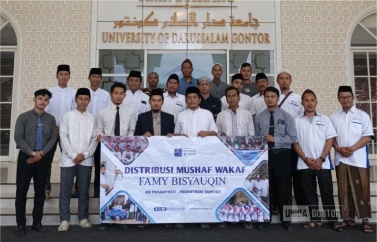UNIDA Gontor Terima Wakaf 180 Mushaf Famy Bisyauqin dari YPQM