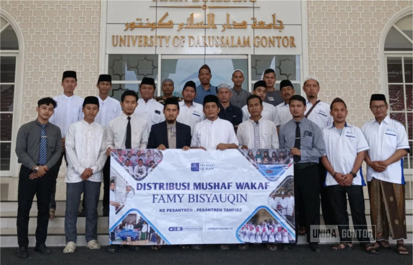 Penyerahan wakaf 180 Mushaf Famy Bisyauqin dari YPQM kepada UNIDA Gontor