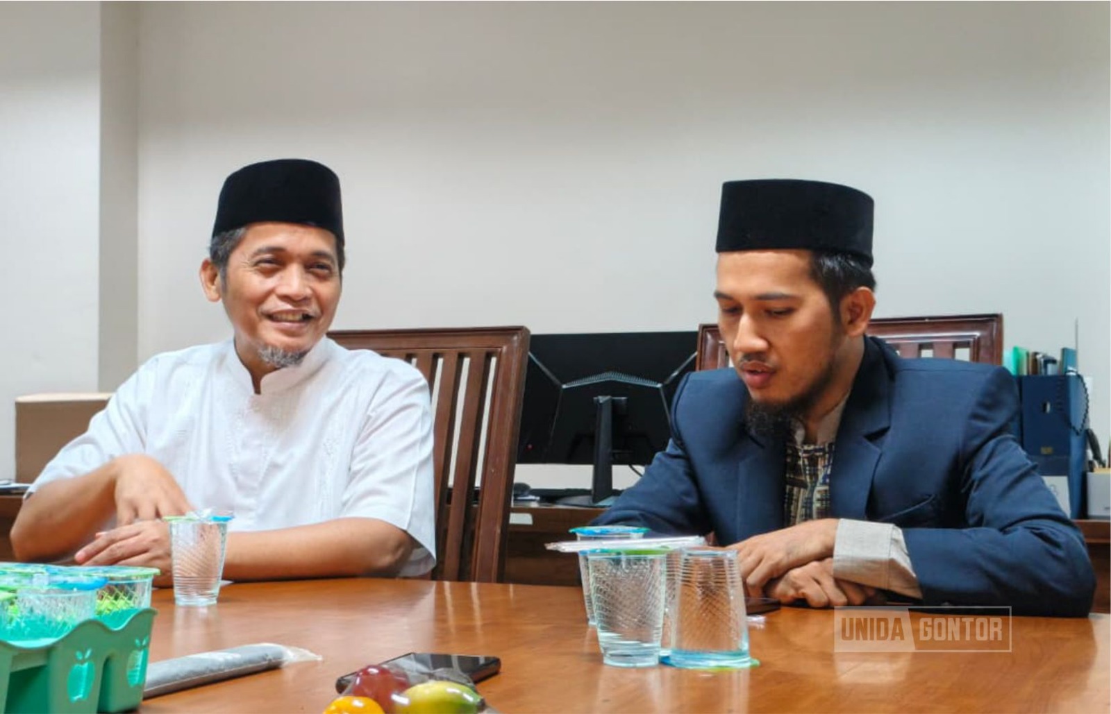 Penyerahan wakaf 180 Mushaf Famy Bisyauqin dari YPQM kepada UNIDA Gontor