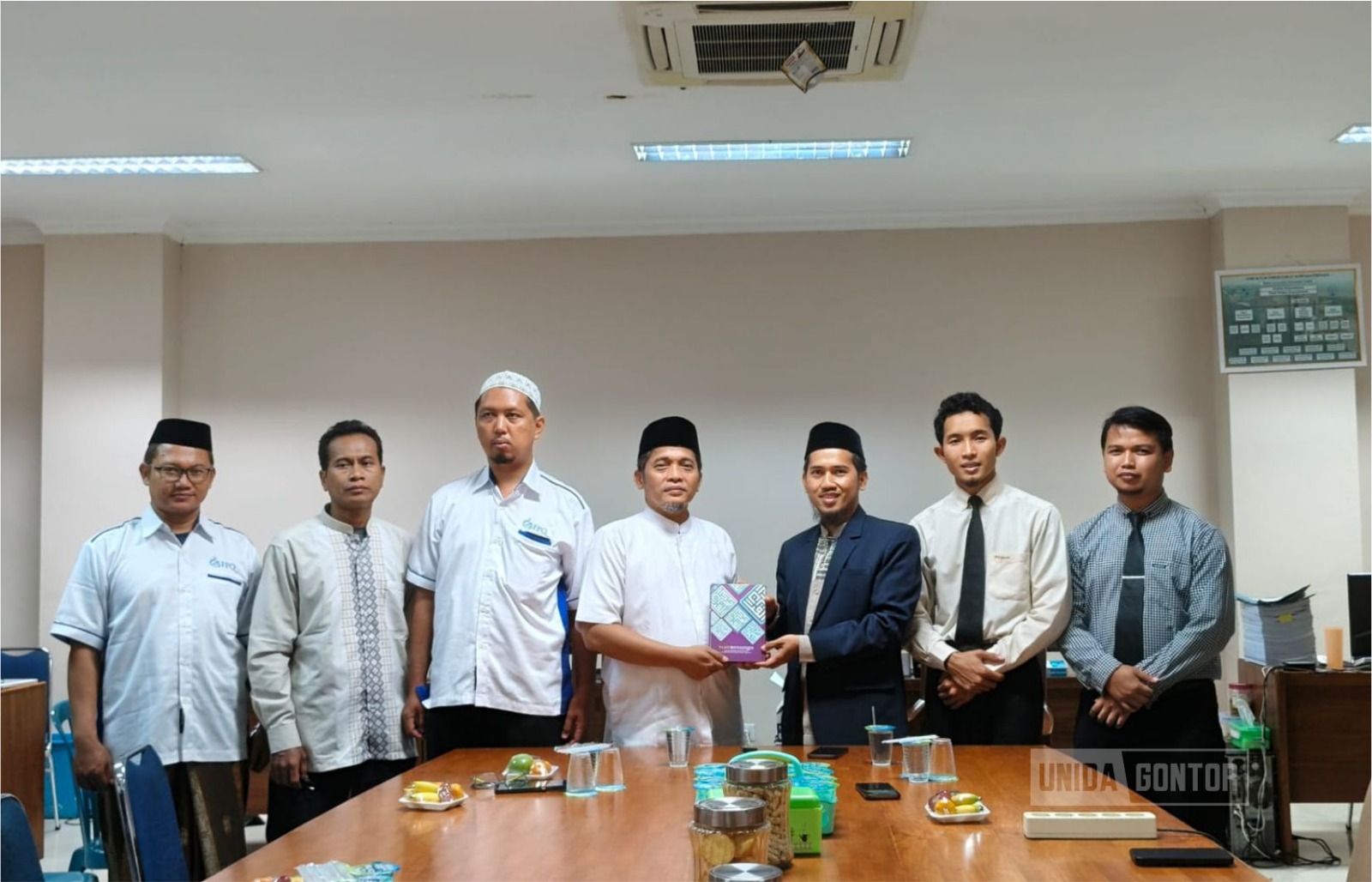 Penyerahan wakaf 180 Mushaf Famy Bisyauqin dari YPQM kepada UNIDA Gontor