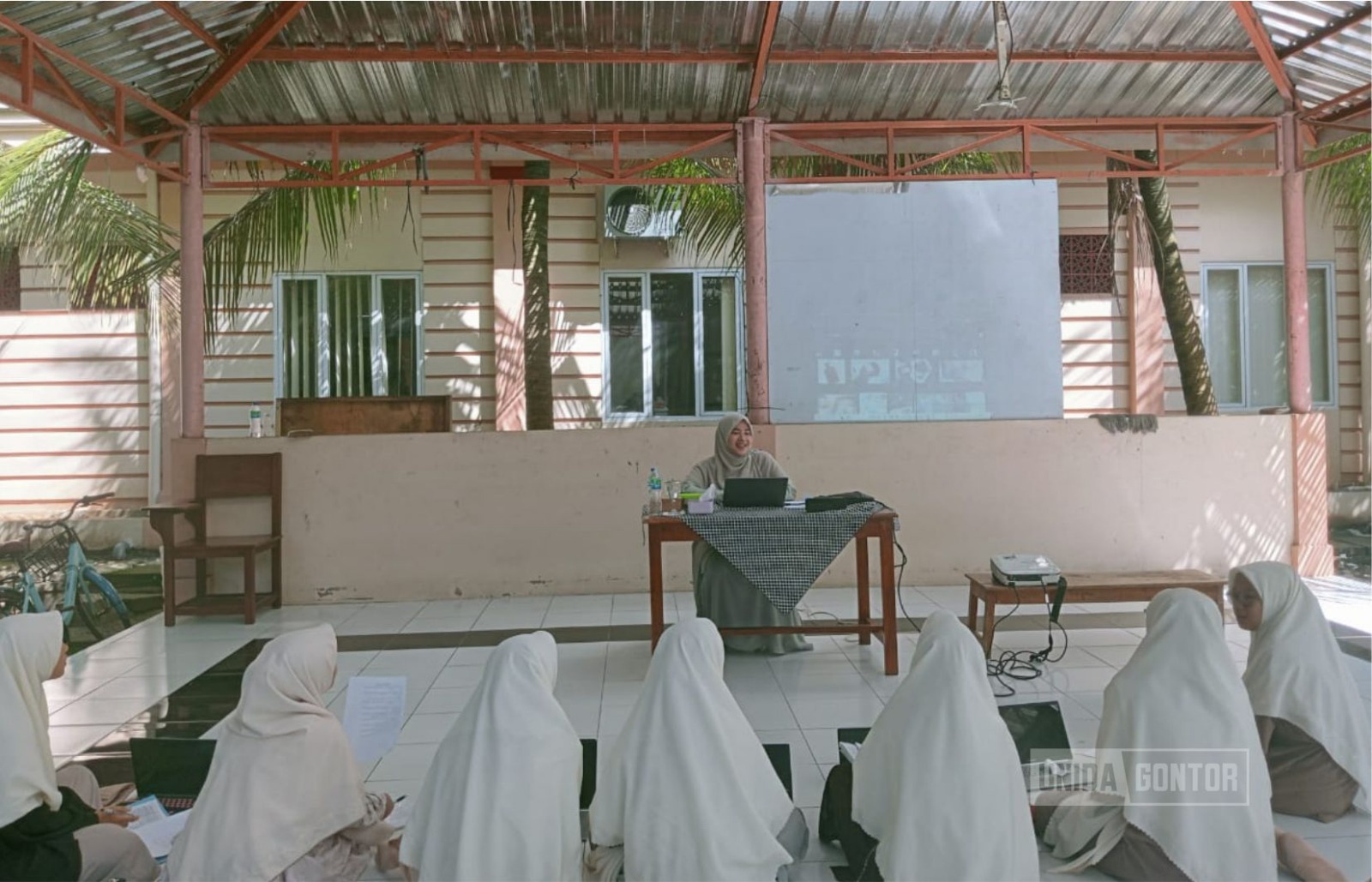 Mahasiswi PBA Fakultas Tarbiyah mengikuti Workshop Al-Ikhtibar bahasa Arab di klaster terbuka