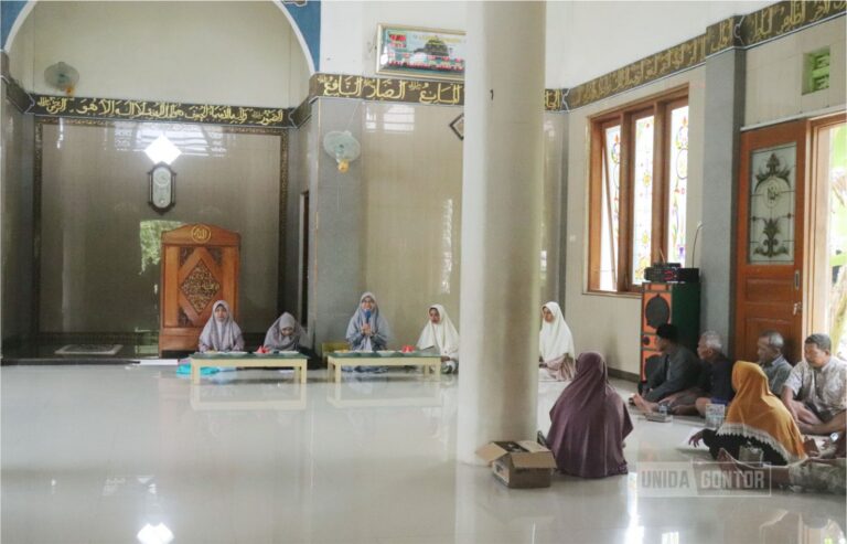 Bakti Sosial Idul Adha UNIDA Gontor Kampus C memberikan edukasi kolesterol dan layanan pemeriksaan kesehatan kepada warga Dusun Ngrancang Ngawi.