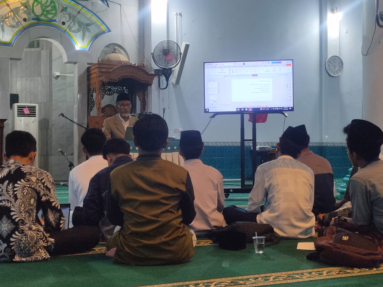 Mahasiswa UNIDA Gontor mengikuti Dauroh Imamah di Masjid Universitas Darussalam Gontor