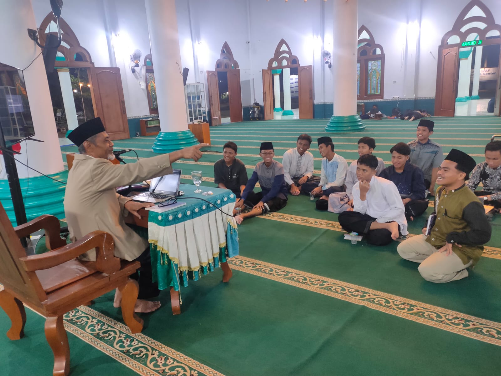Mahasiswa UNIDA Gontor mengikuti Dauroh Imamah di Masjid Universitas Darussalam Gontor
