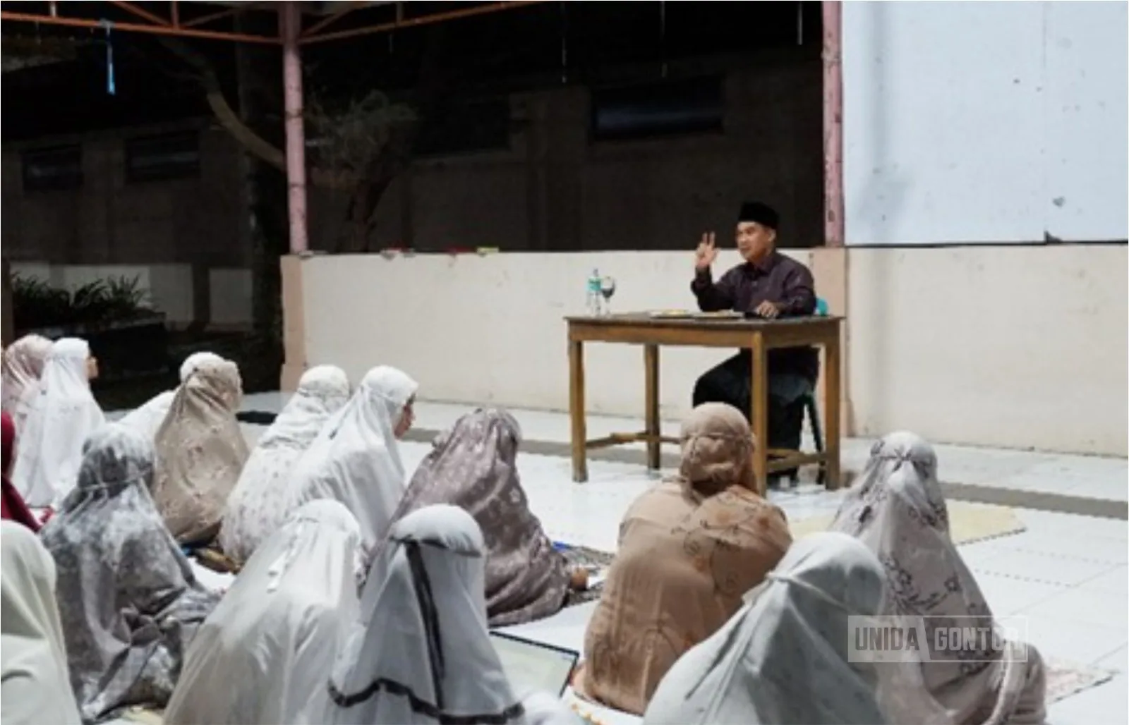 Mahasiswi IQT UNIDA Gontor mengikuti kajian rutin Al-Qur’an tentang makna Iqra di kelas terbuka