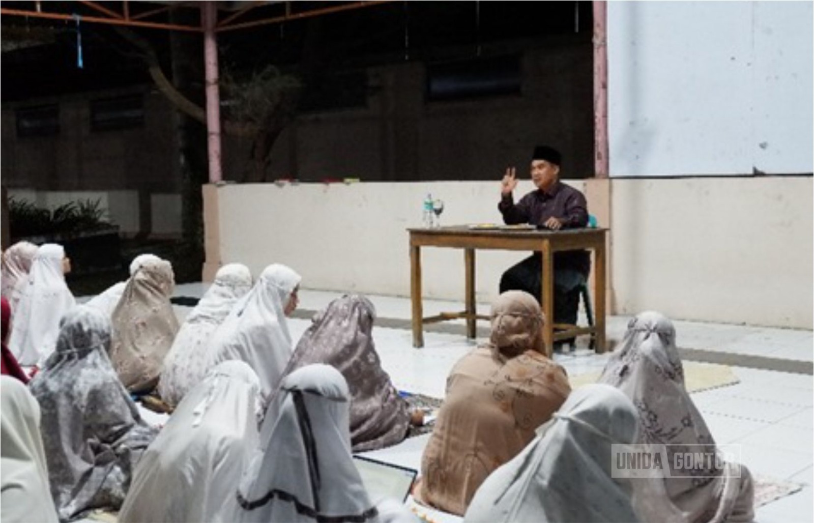 Mahasiswi IQT UNIDA Gontor mengikuti kajian rutin Al-Qur’an tentang makna Iqra di kelas terbuka