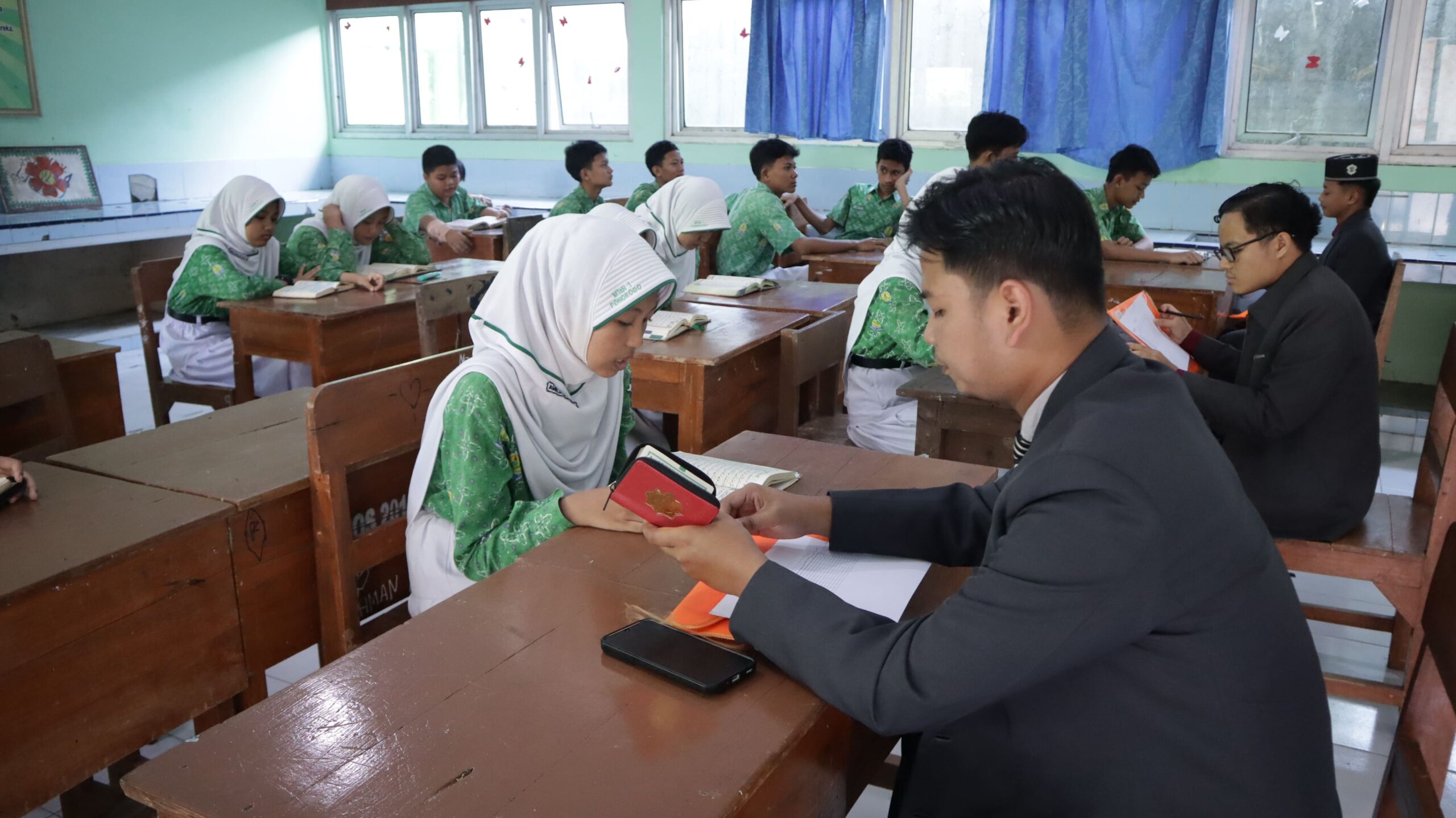 Pelaksanaan pretest Quranic Camp oleh Markaz Al-Qur’an UNIDA Gontor bersama siswa MTsN 1 Ponorogo