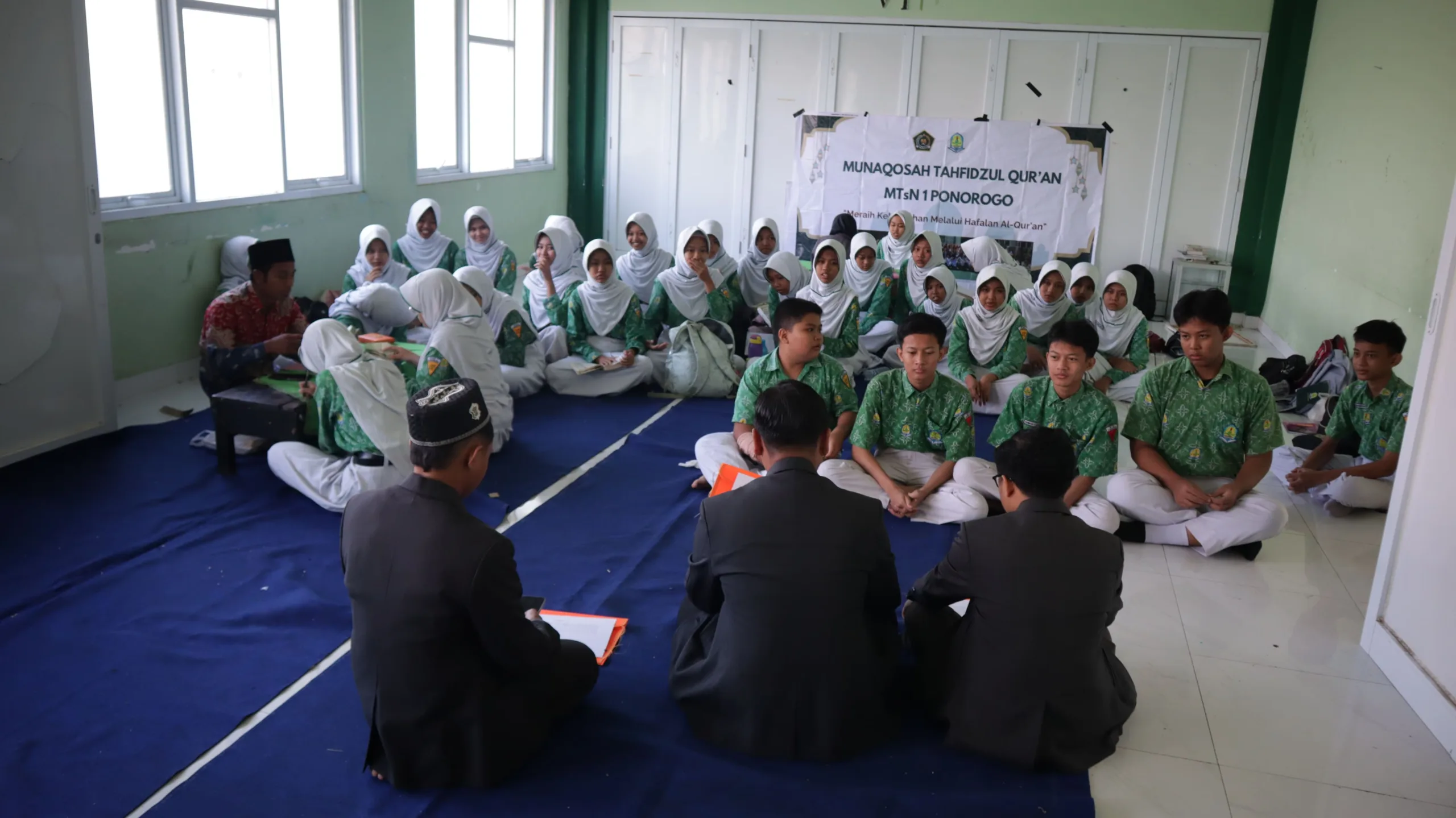 Pelaksanaan pretest Quranic Camp oleh Markaz Al-Qur’an UNIDA Gontor bersama siswa MTsN 1 Ponorogo