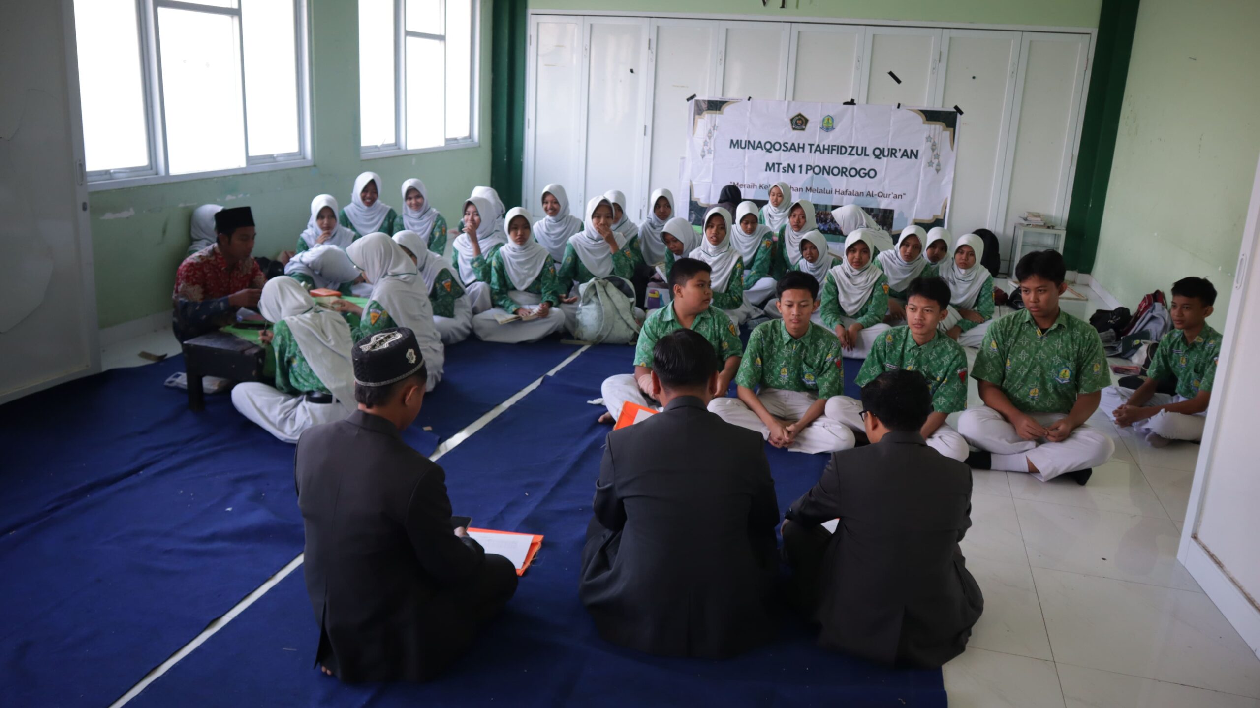 Pelaksanaan pretest Quranic Camp oleh Markaz Al-Qur’an UNIDA Gontor bersama siswa MTsN 1 Ponorogo